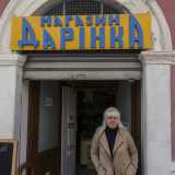 A gestirlo da quattro anni � la 57enne Liubou Kost, una bionda ucraina che incontriamo davanti alla sua bottega